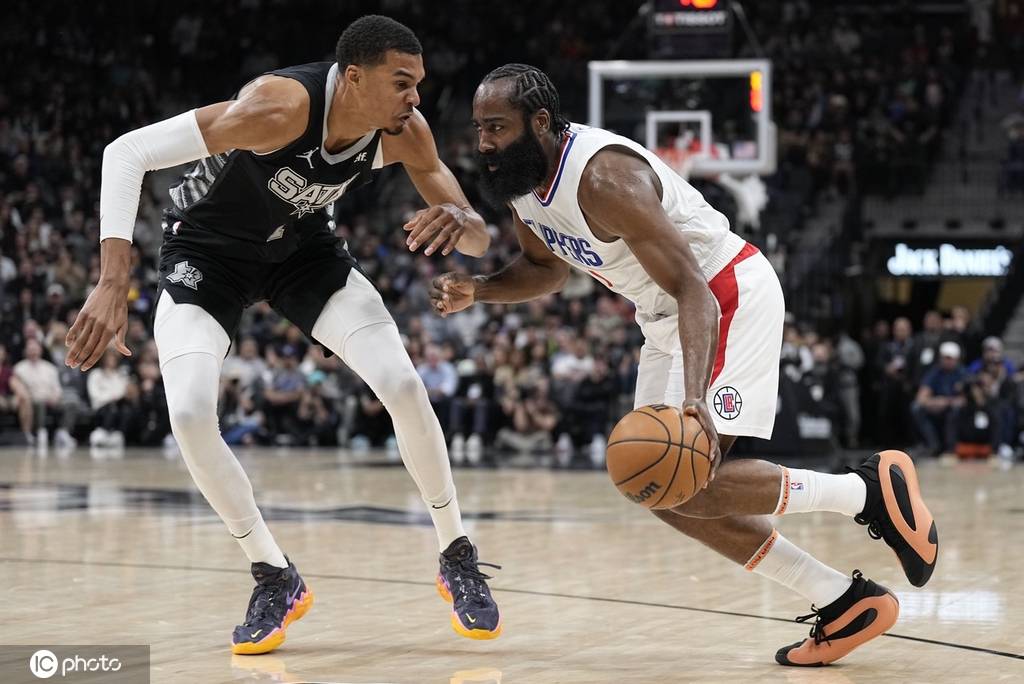 快船客场不敌马刺遭遇两连败 快船客场不敌马刺遭遇两连败