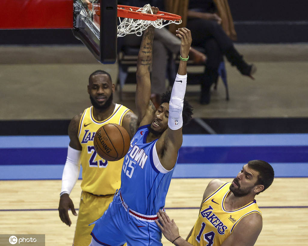 湖人B队轻取巴西男篮,哈里斯送出助攻 湖人B队轻取巴西男篮,哈里斯送出助攻