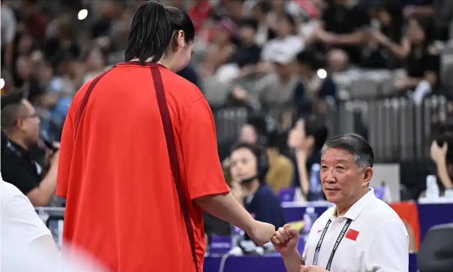 日本队完胜印尼队，郑思维点燃赛场