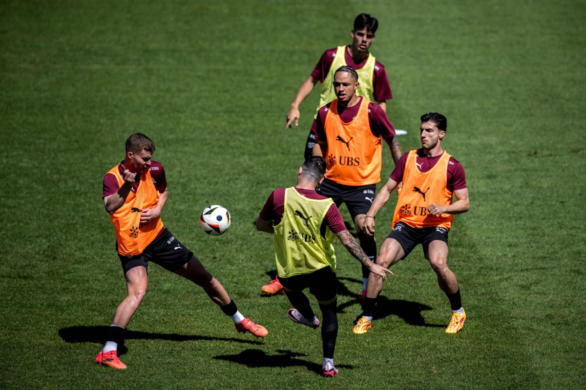 欧洲足球赛场上的激烈对抗吸引众多球迷关注