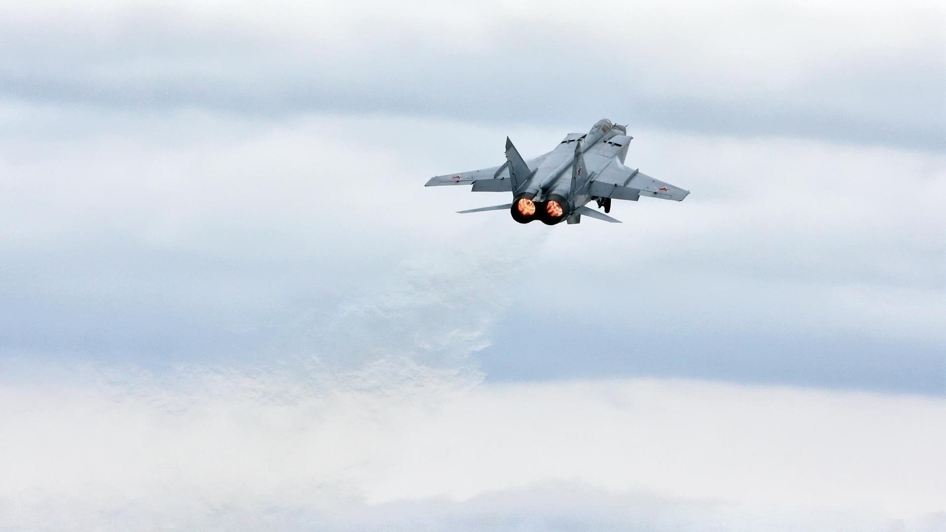 巴林激战对波士顿寒夜,F1新季揭幕悬念与勇士早退绿军的体育双重奏